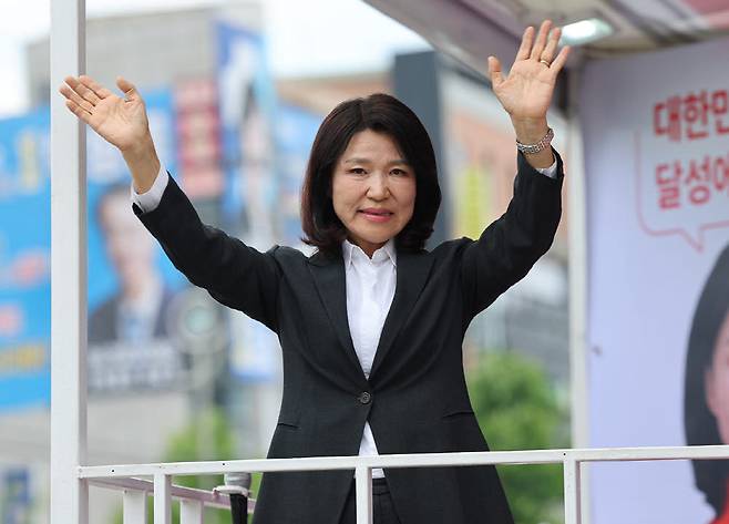 이진숙 국민의힘 대구 달성군 국회의원 보궐선거 당선인이 4일 대구 달성군 선거사무소 앞에서 당선 인사를 하고 있다.(사진=연합뉴스)
