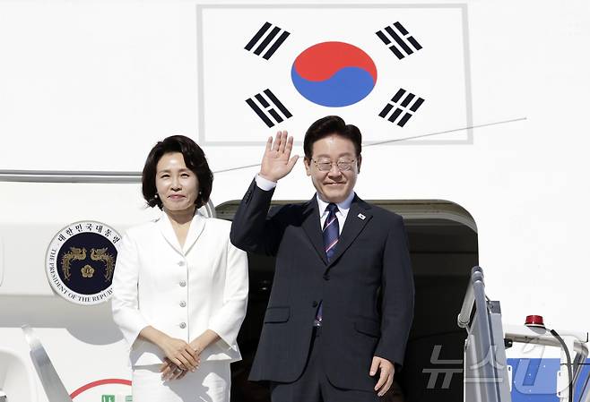 이재명 대통령과 김혜경 여사가 16일(현지시간) 이탈리아 로마 다빈치 국제공항에서 환송객에게 인사를 하고 있다. ⓒ 뉴스1 허경 기자