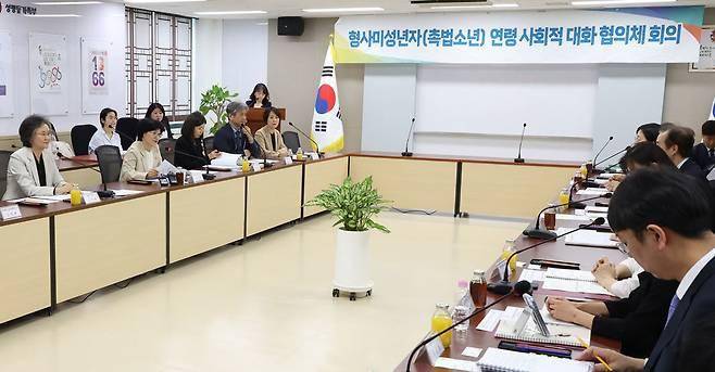 원민경(왼쪽 앞줄 두 번째) 성평등가족부 장관이 4월 30일 서울 종로구 정부서울청사에서 열린 형사미성년자(촉법소년) 연령 사회적 대화협의체 4차 전체회의에 참석해 발언하고 있다. 뉴시스