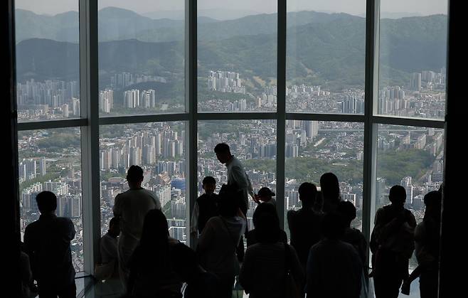 서울 송파구 롯데월드타워 서울스카이에서 바라본 도심 아파트 단지. 뉴스1