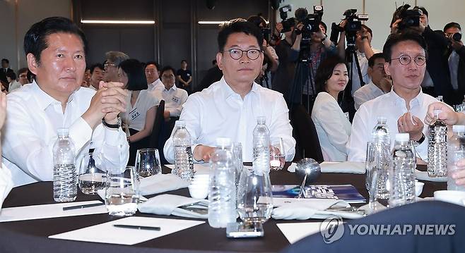 더불어민주당 워크숍 참석한 정청래 전 대표-송영길 의원-김민석 전 총리 (서울=연합뉴스) 신현우 기자 = 더불어민주당 정청래 전 대표(왼쪽부터), 송영길 의원, 김민석 전 국무총리가 3일 서울 용산구 한 호텔에서 열린 민주당 국회의원 워크숍에 참석해 있다. 2026.7.3 nowwego@yna.co.kr