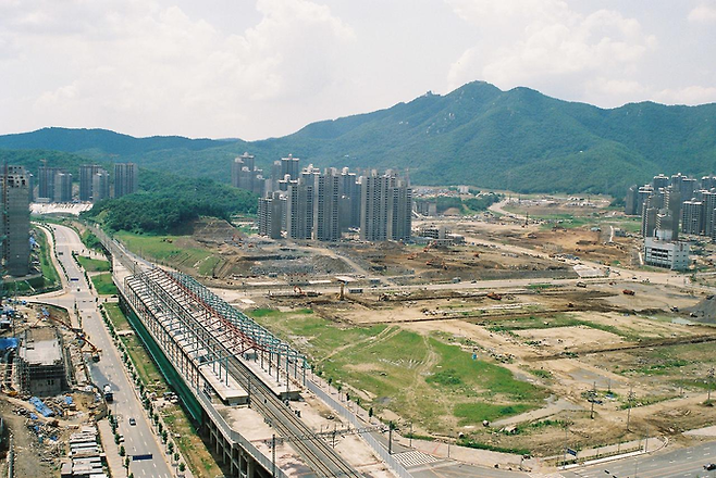 1991년 공사가 한창 진행 중인 산본신도시 전경. 공사 중인 산본역과 함께 6단지 을지, 8단지 삼환·계룡, 7단지 대림, 9단지 백두 아파트가 모습을 드러내고 있다. 사진=군포시청