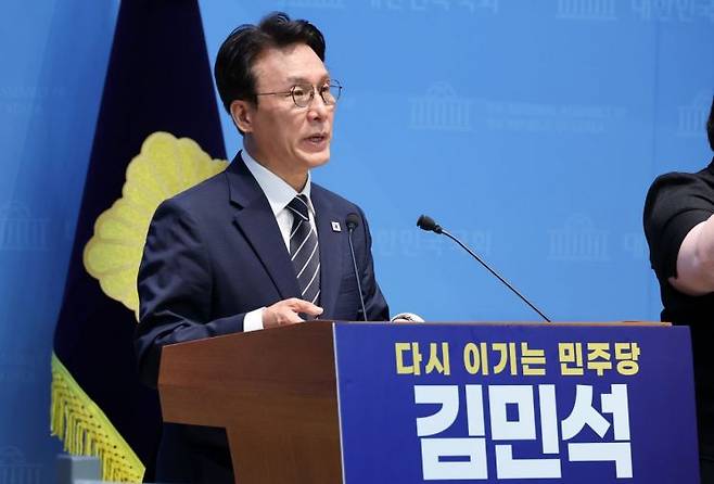 (서울=연합뉴스) 이동해 기자 = 더불어민주당 당권주자인 김민석 전 국무총리가 6일 국회 소통관에서 당 대표 출마 선언 기자회견을 하고 있다. 2026.7.6