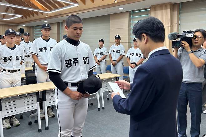 김대중 광주통합시교육감이 취임 첫날인 지난 1일 오후 광주제일고등학교를 방문해 최근 전국대회 경기에서 상대 팀인 배재고 선수단의 지역 비하성 응원으로 상처를 입은 야구부를 위로하고 훈련시설 개선을 위한 격려금을 전달하고 있다. /연합뉴스