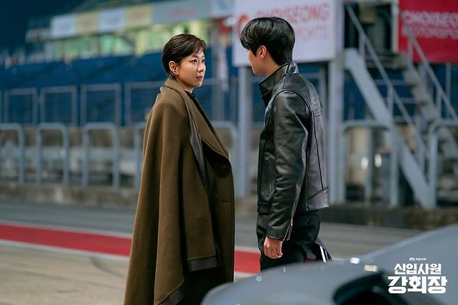 '신입사원 강회장'은 사업의 신(神)이라 불리는 굴지의 대기업 최성그룹의 회장 강용호가 사고로 원치 않는 2회차 인생을 살게 되는 리마인드 라이프 스토리를 담은 드라마다. JTBC 제공