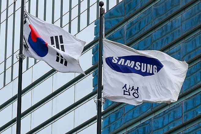 서울 삼성전자 서초사옥 앞에 게양된 삼성전자 깃발과 태극기. 뉴스1