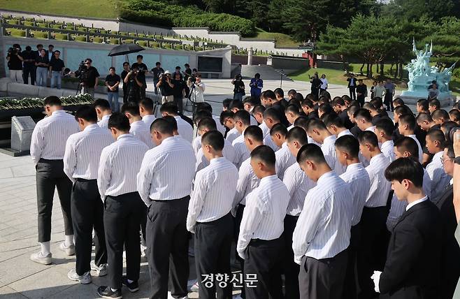 고교야구 경기 중 불거진 ‘5·18 조롱 논란’과 관련해 서울 배재고등학교 야구부 학생 선수와 지도자, 학부모 등이 6일 광주 북구 광주제일고등학교를 사과 방문한 뒤 광주제일고 학생들과 함께 국립5·18민주묘지를 참배하고 있다. 2026.7.6. 강윤중 기자
