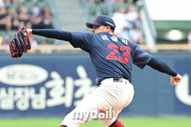 14일 오후 서울 잠실야구장에서 진행된 '2026 신한 SOL KBO 리그' 롯데 자이언츠 - LG 트윈스 경기. 롯데 선발 비슬리가 역투를 펼치고 있다./곽경훈 기자