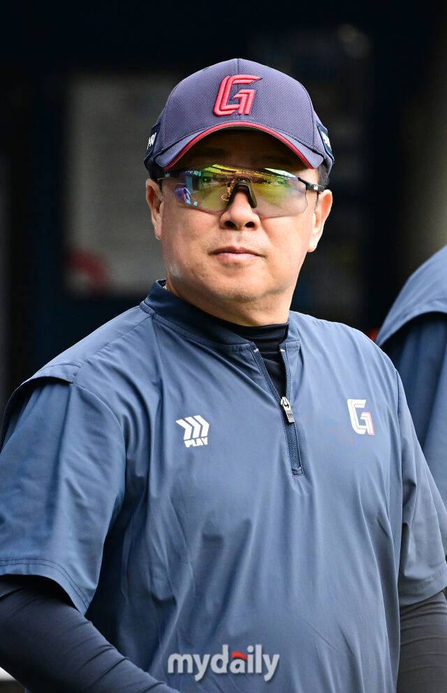 14일 오후 서울 잠실야구장에서 진행된 '2026 신한 SOL KBO 리그' 롯데 자이언츠 - LG 트윈스 경기. 경기 전 롯데 김태형 감독이 관중석을 바라보고 있다./곽경훈 기자