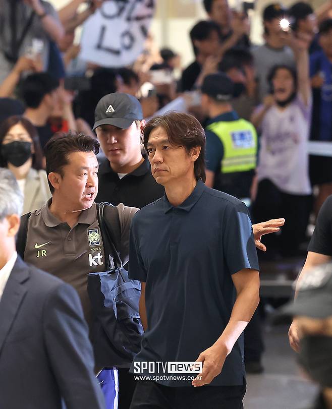 ▲ 홍명보 감독이 멕시코 현지에서 국가대표 감독직 사퇴를 발표했다. 공식적으로 월드컵 일정을 끝내고 해산한 홍명보 감독은 복기도 없이 이틀 만에 미국행 비행기에 올라 한국을 떠났다. ⓒ곽혜미 기자