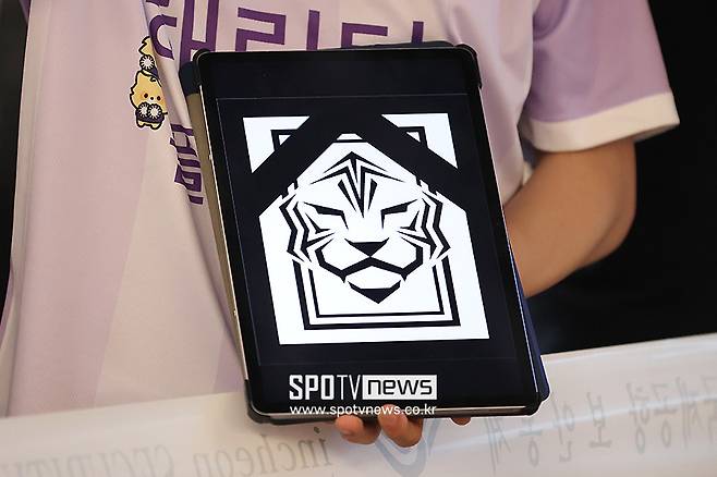 ▲ 2026 FIFA 북중미 월드컵 32강을 탈락한 대한민국 축구대표팀 홍명보 전 감독이 30일 새벽 인천국제공항을 통해 귀국했다. 축구 팬들이 항의를 하고 있다. ⓒ곽혜미 기자
