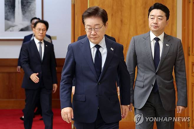 이재명 대통령, 메가프로젝트 민관합동 점검회의 입장 (서울=연합뉴스) 한상균 기자 = 이재명 대통령이 6일 청와대에서 열린 메가프로젝트 민관합동 점검회의에 입장하고 있다. 2026.7.6 xyz@yna.co.kr