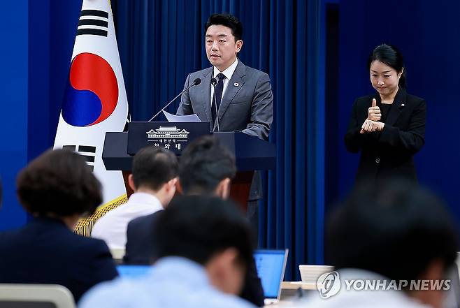 메가프로젝트 민관합동 점검회의 결과 브리핑하는 강훈식 비서실장 (서울=연합뉴스) 김도훈 기자 = 강훈식 비서실장이 6일 청와대 춘추관에서 이날 오전 열린 메가프로젝트 민관합동 점검회의 결과 브리핑을 하고 있다. 2026.7.6 superdoo82@yna.co.kr