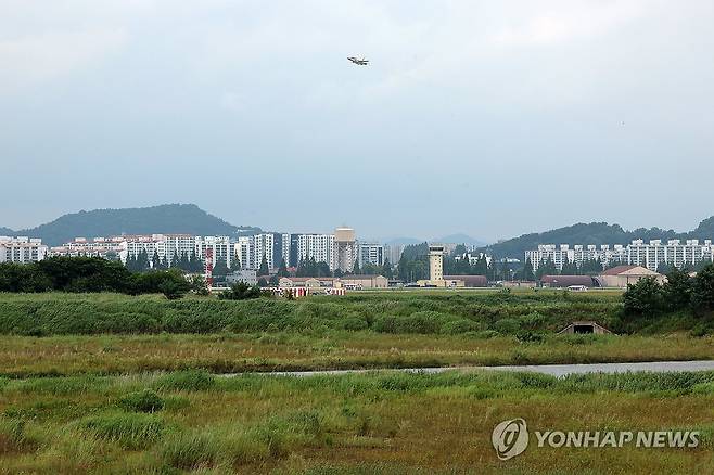 광주 군 공항 부지에 호남권 반도체 클러스터 조성 (전남광주=연합뉴스) 조남수 기자 = 청와대는 6일 '3대 메가 프로젝트' 중 호남권 반도체 클러스터 조성 사업과 관련해 광주 군 공항 부지에 산단을 조성하기로 결정했다고 밝혔다. 사진은 이날 광주 군 공항 일원에서 제1전투 비행단 훈련기가 하늘을 나는 모습. 2026.7.6 iso64@yna.co.kr