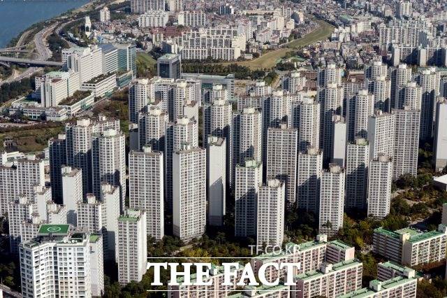 국세청은 지난해 10월 1일 시작한 초고가주택 등 부동산 탈세 혐의자 104명에 대한 세무조사를 사실상 마무리하고 318억원이 세금을 추징했다고 7일 밝혔다. 해당사진은 기사와 직접적인 관련이 없음. /더팩트 DB