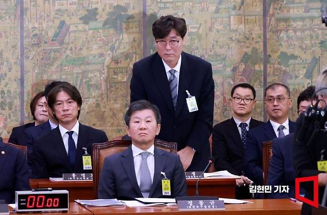 이임생 전 축구협회 기술총괄이사 과거 홍명보 전 감독을 선임과 관련해 국회에서 열린 문화체육관광위원회의 대한축구협회 등에 대한 현안질의에 참석한 모습. 김현민 기자