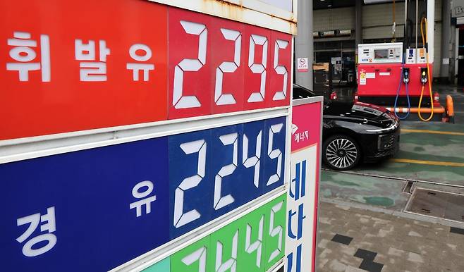 6일 서울의 한 주유소에 유류 가격이 표시돼 있다.
중동 리스크와 수급 불안정성에 따라 서울 평균 휘발유 가격이 리터당 1900원을 넘는 등 국내 기름값이 엿새 연속 오름세를 보이고 있다.
한편, 정부 합동반은 이날부터 주유소를 직접 방문해 가격 동향과 판매 상황을 점검하는 현장 점검에 나설 예정이다. 2026.3.6 (서울=뉴스1)