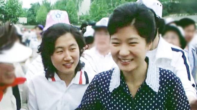 고(故) 최태민 목사가 설립한 새마음갖기 운동본부 관련 새마음 봉사단 총재였던 박근혜(오른쪽) 전 대통령과 새마음 대학생 총연합회장이었던 최서원(개명 전 최순실)씨가 1979년 6월 10일 서울 한양대에서 열린 제1회 새마음 제전에 참석한 당시 모습. 두 사람 모두 20대 시절. 뉴스타파 캡처
