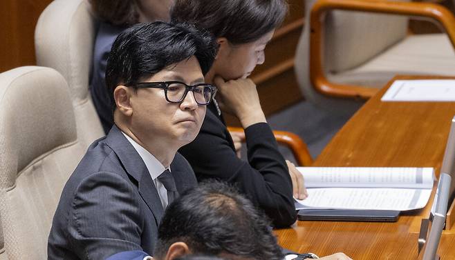 한동훈 무소속 의원이 6월18일 국회에서 열린 6월 임시국회 3차 본회의에 참석해 국민의힘 의원석 방향을 바라보고 있다. ⓒ 연합뉴스
