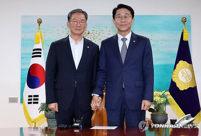 조정식 국회의장, 정성호 법무부 장관 접견 (서울=연합뉴스) 이동해 기자 = 조정식 국회의장이 7일 국회의장실을 찾은 정성호 법무부 장관과 기념 촬영을 하고 있다. 2026.7.7 eastsea@yna.co.kr