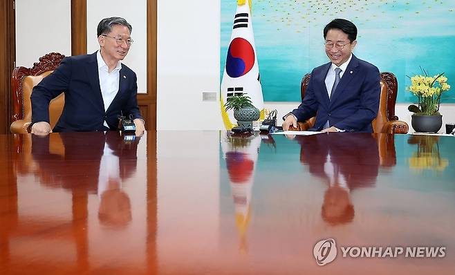 조정식 국회의장, 정성호 법무부 장관 접견 (서울=연합뉴스) 이동해 기자 = 조정식 국회의장이 7일 국회의장실에서 정성호 법무부 장관을 접견하고 있다. 2026.7.7 eastsea@yna.co.kr