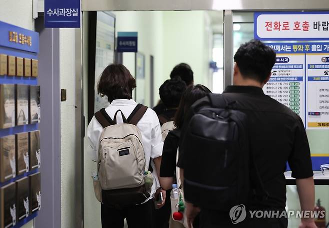검찰, '여고생 살인 사건' 유착 의혹 광산경찰서 압수수색 (전남광주=연합뉴스) 정다움 기자 = 7일 오전 전남광주통합특별시 광산구 광산경찰서에서 광주지검 수사관들이 압수수색을 하고 있다.
검찰은 형사과 관계자 등 다수 경찰관을 공무상비밀누설·증거인멸 혐의 등으로 입건해 수사를 이어오고 있다. 2026.7.7 daum@yna.co.kr