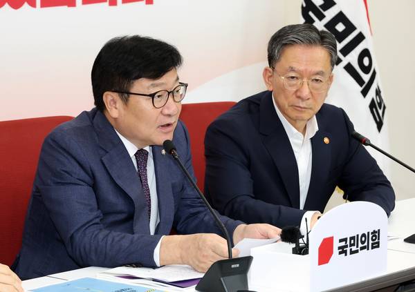 국민의힘 정점식 원내대표(왼쪽)가 8일 국회에서 정성호 법무부 장관을 만나 얘기를 나누고 있다. /연합뉴스