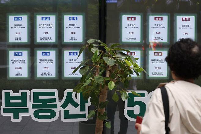 사진은 서울의 한 부동산중개업소 앞에 붙은 매물 안내문. (사진=연합뉴스)