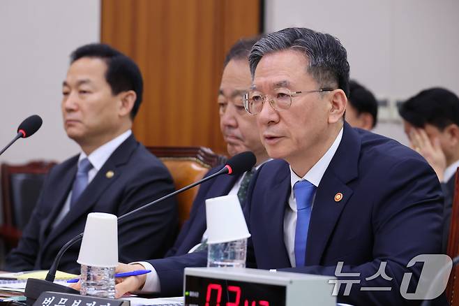 정성호 법무부 장관이 8일 서울 여의도 국회에서 열린 법제사법위원회 전체회의에서 의원 질의에 답변하고 있다. 2026.7.8 ⓒ 뉴스1 신웅수 기자