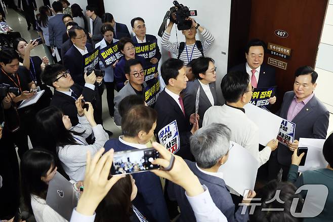 국민의힘 의원들이 8일 오후 서울 여의도 국회 법제사법위원회 회의실 앞에서 더불어민주당의 법사위를 포함한 원 구성 강행을 항의하고 있다. 2026.7.8 ⓒ 뉴스1 황기선 기자