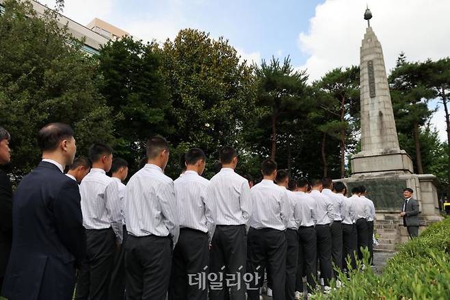 서울 배재고 야구부원들이 6일 오후 광주 북구 운정동 국립 5·18민주묘지를 찾아 광주학생독립운동기념탑에 참배하고 있다. ⓒ데일리안 방규현 기자