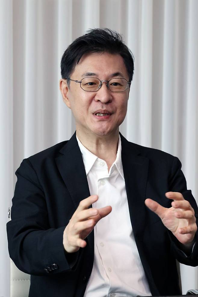 이채원 라이프자산운용 이사회 의장이 지난 6일 서울 여의도 라이프자산운용에서 인터뷰를 하고 있다. 이 의장은 "반도체 슈퍼사이클이 상당 기간 이어질 것이라는 전망에는 이견이 없다"면서 "다만 주가가 선반영되는 점을 고려하면 주가 정점은 올해 내 기록할 가능성이 크다"고 전망했다. 사진=서동일 기자