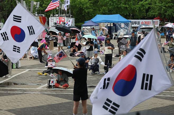투표용지 부족 사태에 항의하는 개표소 봉쇄 시위가 1달 넘게 이어지고 있는 6일 오후 서울 송파구 올림픽공원 핸드볼경기장 앞에서 참가자들이 구호를 외치고 있다. 뉴시스