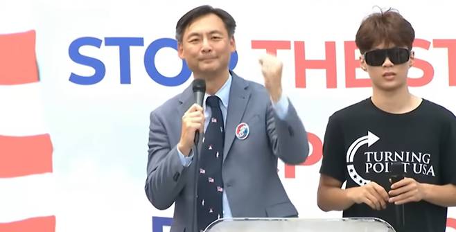 모스탄씨는 지난 4일 서울 광화문광장에서 전한길씨가 주최한 집회에 참석해 "이재명은 국민에 의해 선출된게 아니라 선거를 훔쳤으며, 이에 대한 책임으로써 사퇴 뿐만 아니라 감옥에 던져야 한다", "중국 공산당은 한국 정치 지도자들에게 뇌물을 주고 위협하고 협박하고 있다"는 등 근거 없는 주장을 폈다. 유튜브 캡처