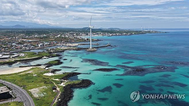 폭염특보 내려진 제주 (제주=연합뉴스) 박지호 기자 = 올해 첫 폭염특보가 내려진 6일 제주시 구좌읍 행원리의 한 해변에서 피서객들이 물놀이를 즐기고 있다. 2026.7.6 jihopark@yna.co.kr