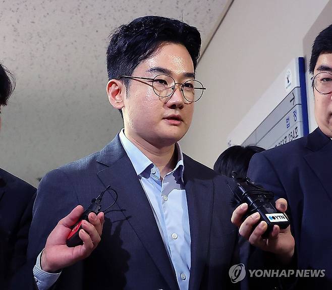 피습 자작극 의혹 정이한, 구속 갈림길 (부산=연합뉴스) 손형주 기자 = 지난 6·3 지방선거에서 피습 자작극 의혹을 받는 정이한 전 개혁신당 부산시장 후보가 8일 부산지방법원에 구속 전 피의자 심문(영장실질심사)에 출석하기위해 법정에 들어서고 있다. 2026.7.8 handbrother@yna.co.kr