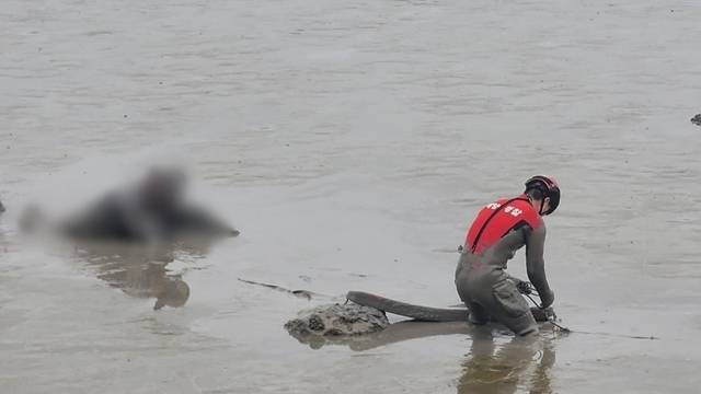 해경이 갯벌 고립자를 구조하고 있는 모습/사진제공=군산해경
