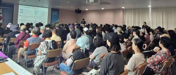 포항시는 지난 8일 죽도동행정복지센터 회의실에서 '죽도동 구역 도시재생활성화계획(안) 수립 주민설명회'를 열었다. 포항시 제공