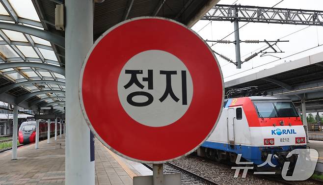 충청지역 집중호우로 인해 일반열차 운행에 차질이 발생한 9일 대전역에 열차가 멈춰서 있다. 2026.7.9 ⓒ 뉴스1 김기태 기자