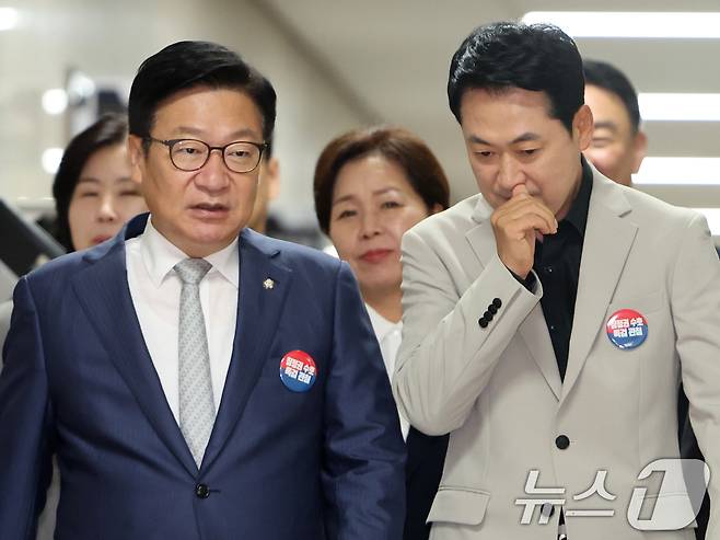 국민의힘 장동혁 대표와 정점식 원내대표가 9일 오전 서울 여의도 국회에서 열린 최고위원회의에 참석하고 있다. 2026.7.9 ⓒ 뉴스1 황기선 기자