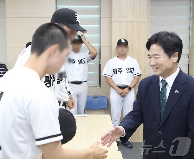 김대중 전남광주통합특별시교육감이 취임 첫 날인 1일 광주제일고등학교를 방문해 배재고와의 경기에서 "가야지 가야지 스타벅스 가야지"·"탱크데이" 등 지역비하 발언을 들은 야구부 선수들을 위로하고 있다.(전남광주통합특별시교육청 제공. 재배포 및 DB 금지) 2026.7.1 ⓒ 뉴스1