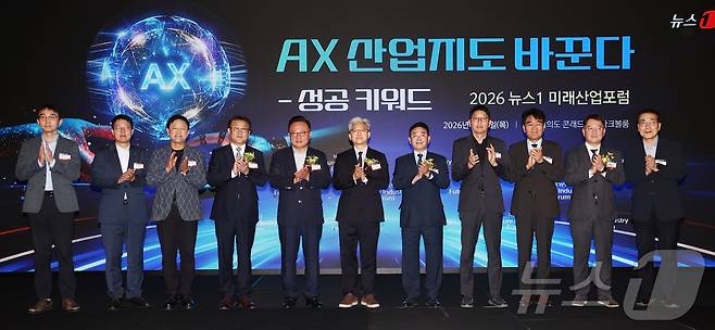 이영섭 뉴스1 대표이사를 비롯한 참석자들이 9일 오전 서울 여의도 콘래드호텔에서 'AI 대전환(AX) 산업지도 바꾼다-성공 키워드'를 주제로 열린 뉴스1 미래산업포럼(NFIF)에서 기념촬영을 하고 있다. 왼쪽부터 황일권 삼성전자 스마트팩토리센터장, 장계봉 HD한국조선해양 수석AI연구원, 최재붕 성균관대 기계공학부 교수, 박승희 삼성전자 사장, 고동진 국민의힘 의원, 이영섭 뉴스1 대표이사, 박정 더불어민주당 의원, 김성진 한국앤컴퍼니 디지털전략실장. 2026.7.9 ⓒ 뉴스1 김민지 기자