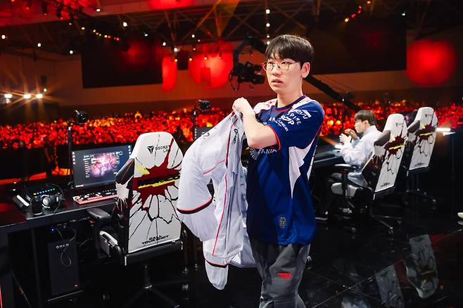 T1 ‘도란’ 최현준이 1일 대전 유성구 대전컨벤션센터에서 열린 2026 미드 시즌 인비테이셔널(MSI) 플레이-인 스테이지 TL전 세팅을 마친 후 들어가고 있다. 사진 | 라이엇 게임즈