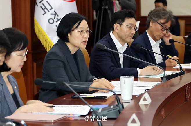 한성숙 국무총리가 9일 정부서울청사에서 열린 국가정책조정회의를 주재하고 있다. 김정근기자