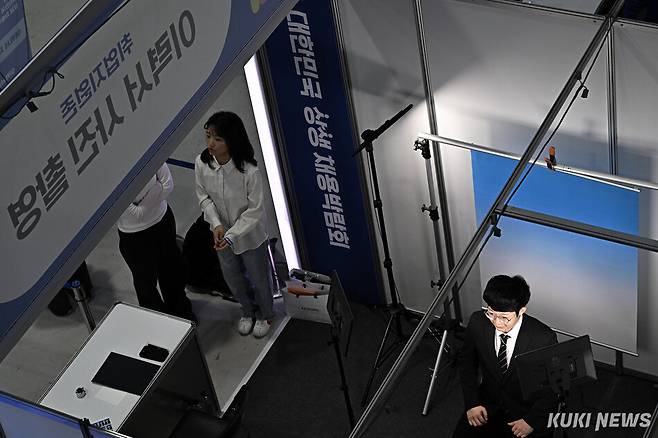 지난 4월 서울 서초구 aT센터에서 열린 ‘2026 대한민국 상생 채용박람회’를 찾은 한 구직자가 취업용 증명사진을 촬영하고 있다. 남동균 기자