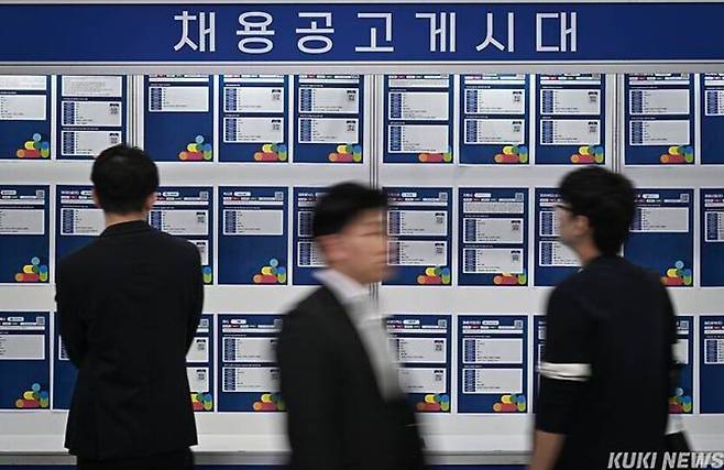 지난 4월 서울 서초구 aT센터에서 열린 ‘2026 대한민국 상생 채용박람회’를 찾은 구직자들이 게시된 채용 공고를 보고 있다. 남동균 기자
