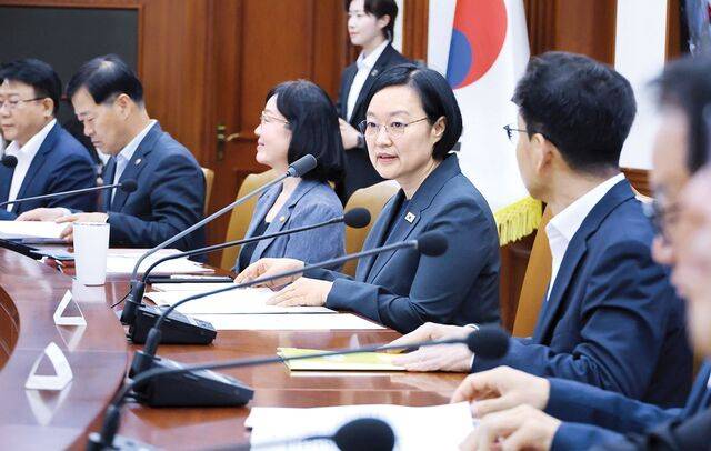 한성숙 국무총리가 9일 정부서울청사에서 열린 국가정책조정회의에서 발언하고 있다. 정부는 이날 회의에서 인공지능(AI)의 일자리 위협에 대응하는 ‘산업전환 고용안정 기본계획’을 발표했다. 연합뉴스