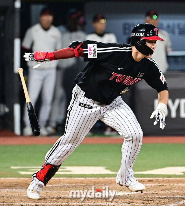 2026년 6월 4일 오후 경기도 수원KT위즈파크에서 열린 '2026 신한 SOL KBO리그' LG 트윈스와 KT 위즈의 경기. LG 홍창기 7회초 1사 1.3루서 동점타를 치고 있다./마이데일리