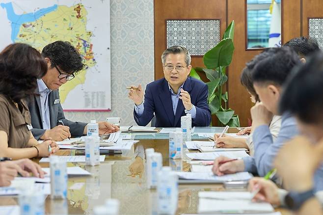 김범수 아산시 부시장이 8일 전 실·국장이 참석한 가운데 '삼성 투자 행정지원 추진단' 구성을 위한 첫 회의를 열고 투자 전 과정을 지원할 원스톱 행정체계 구축을 시작했다.