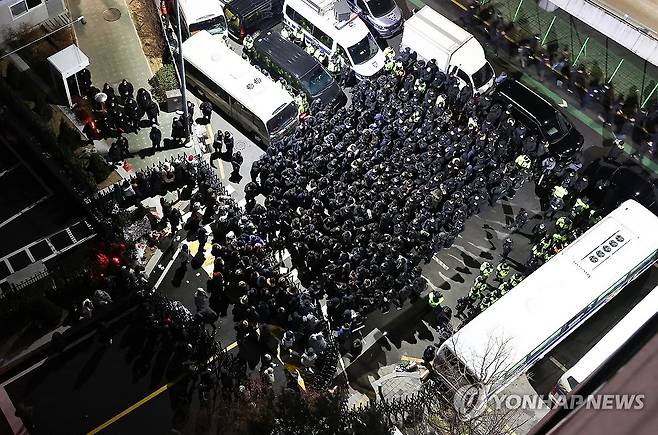 윤 대통령 2차 체포영장, 대치하는 공수처와 경호처 (서울=연합뉴스) 윤동진 기자 = 고위공직자범죄수사처(공수처)와 경찰이 윤석열 대통령에 대한 2차 체포영장 집행에 나선 15일 서울 용산구 한남동 대통령 관저 입구에서 윤 대통령측 변호인단 및 경호처(왼쪽)와 공수처, 경찰이 대치하고 있다. 2025.1.15 mon@yna.co.kr